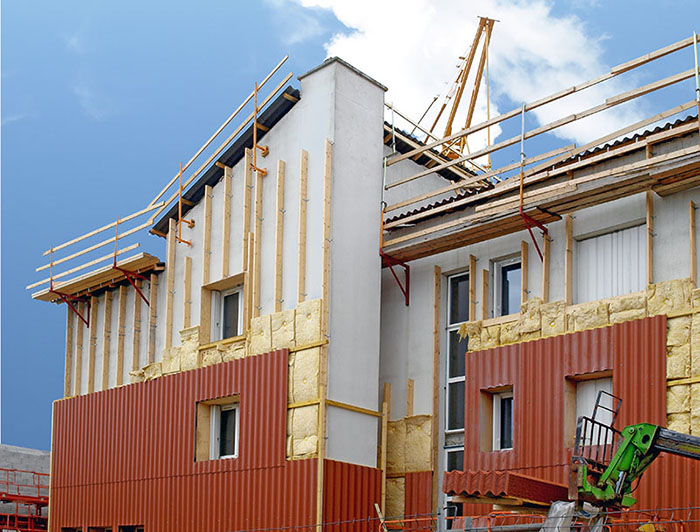 Travaux d'isolation extérieure en progression