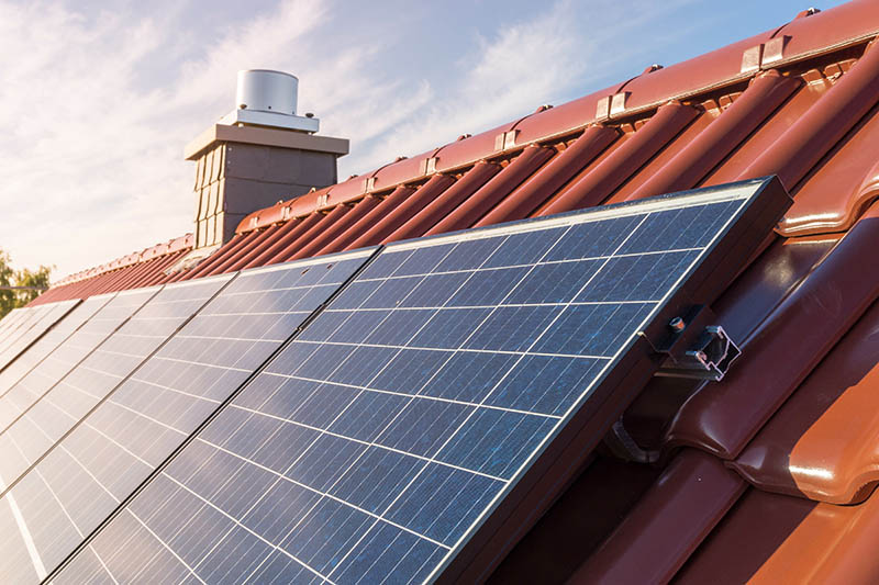 Panneau solaire photovoltaïque installé sur le toit d'un propriétaire