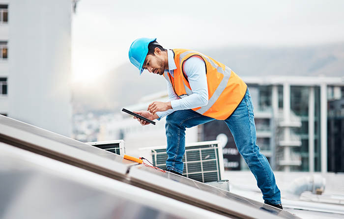 Un technicien vérifiant le fonctionnement de l'installation d'autoconsommation solaire