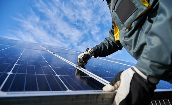 Un professionnel installant des panneaux solaires