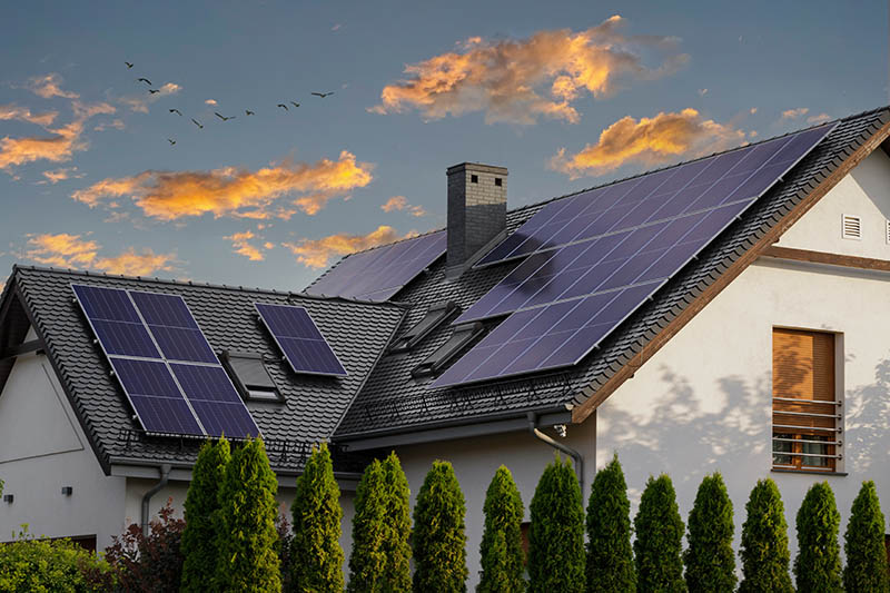 Panneau solaire sur le toit d'une maison