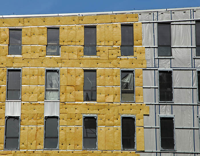 Enduit mince appliqué pour l'isolation extérieure d'un bâtiment