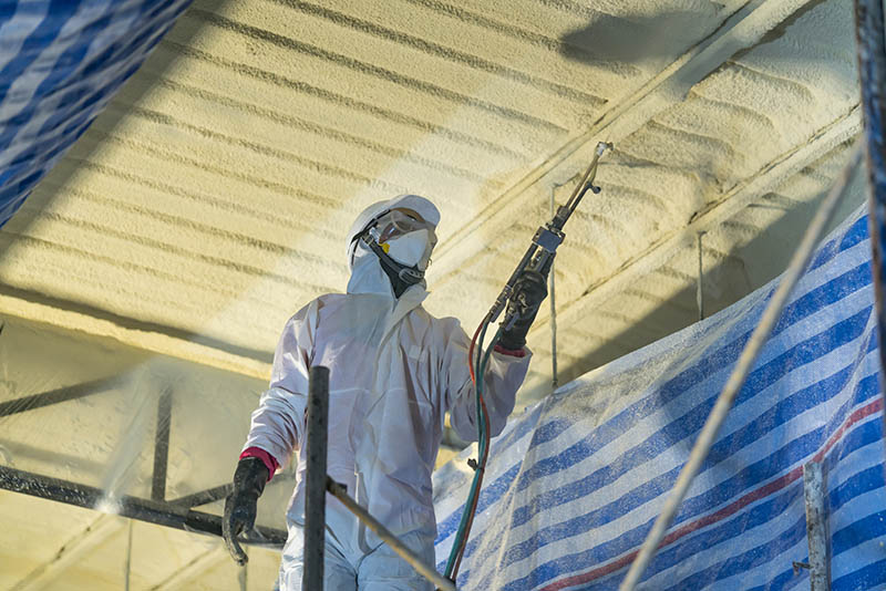 Isolant pulvérisée sur la toiture