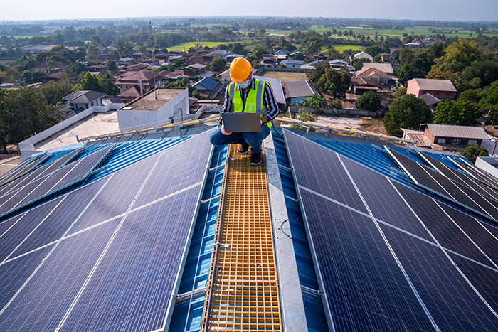 Technicien vérifiant la qualité des panneaux solaires