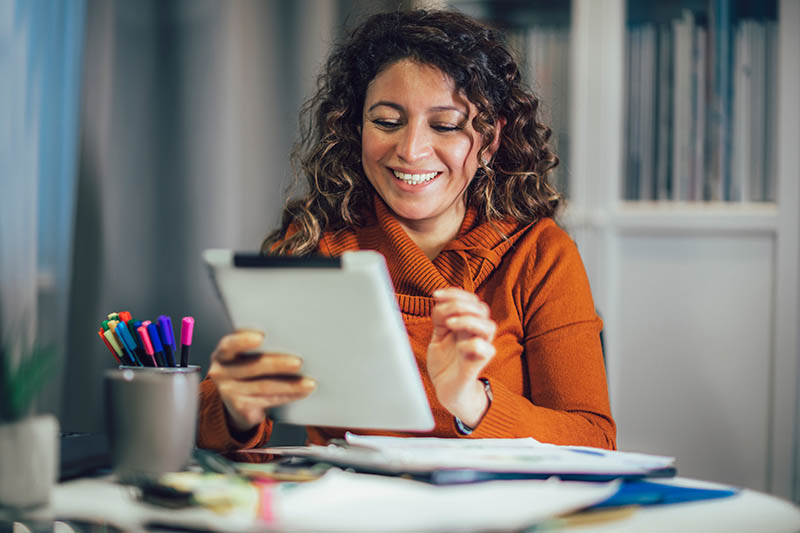 Femme utilisant une tablette