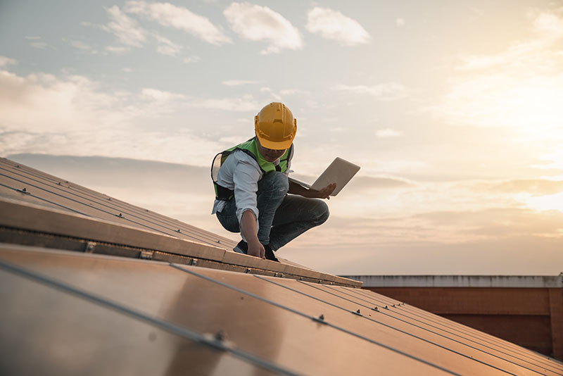 Ouvrier contrôlant la maintenance des panneaux solaires