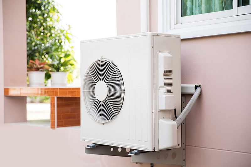 Pompe à chaleur air-air montée sur un mur extérieur de la maison