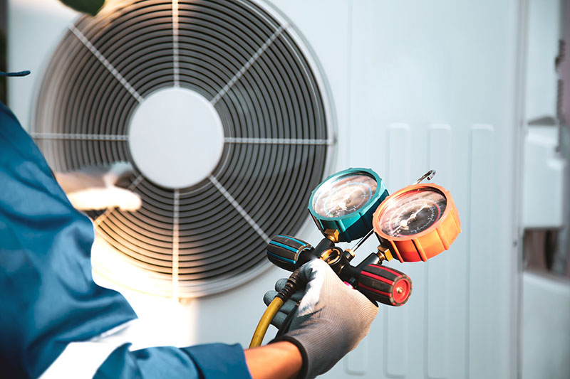 Professionnel contrôlant la maintenance d'une pompe à chaleur air-air
