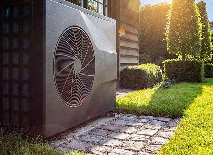 Pompe à chaleur piscine situé dans le jardin