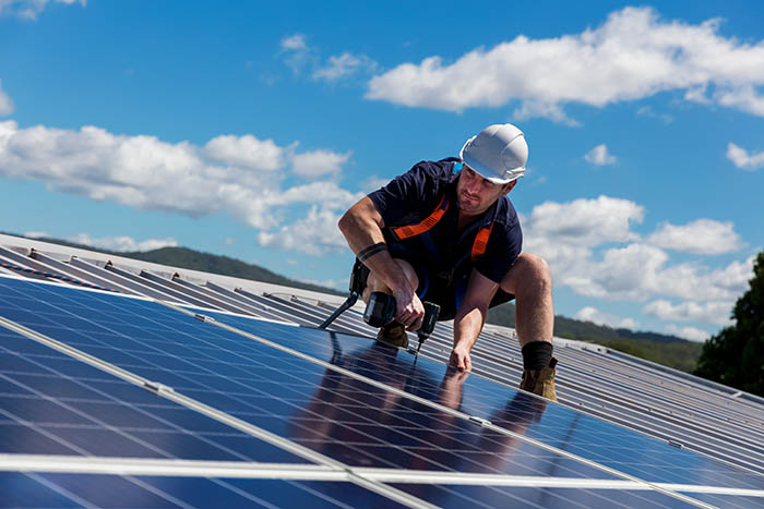 Spécialiste en train de terminer l'installation d'un système de panneau solaire hybride