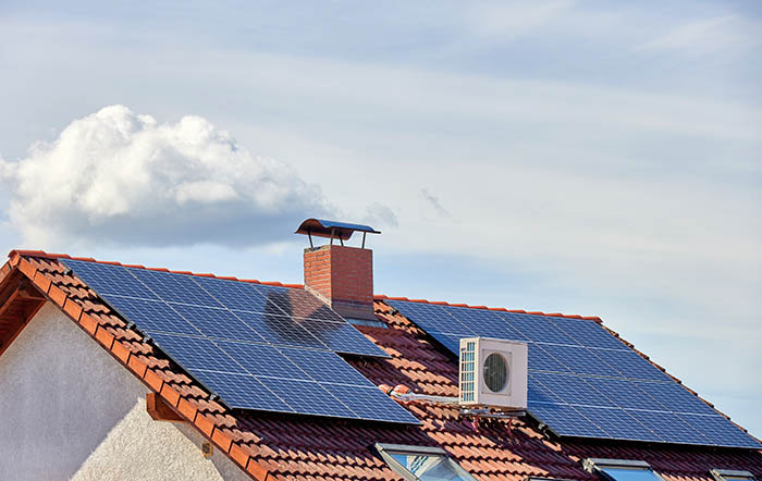 Pompe à chaleur connectée à des panneaux solaires