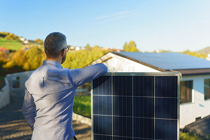 Homme équipé d'un système solaire