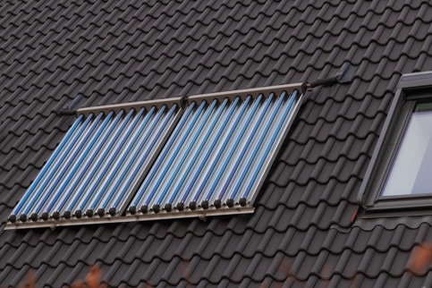 Panneaux solaires thermiques en place sur le toit