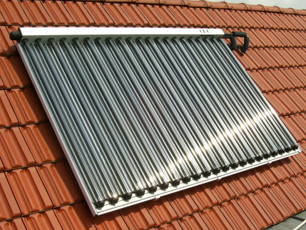 panneaux solaires thermiques montés sur le toit