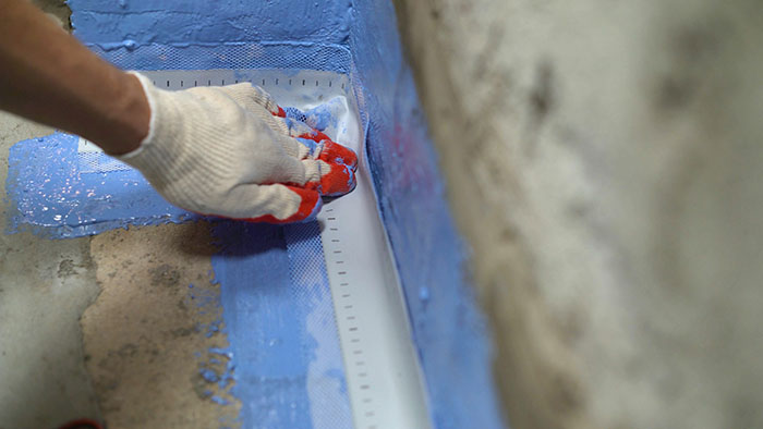 Artisan en train d'appliquer une peinture isolante thermique