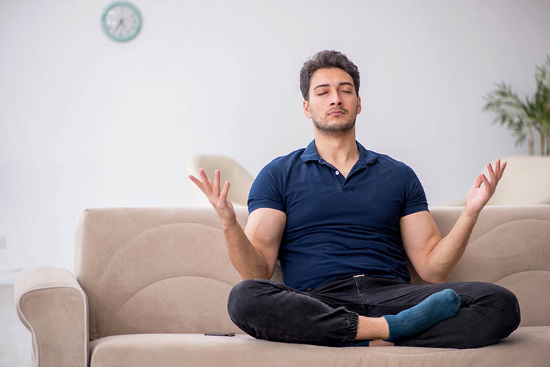 homme assis appréciant de l'isolation phonique