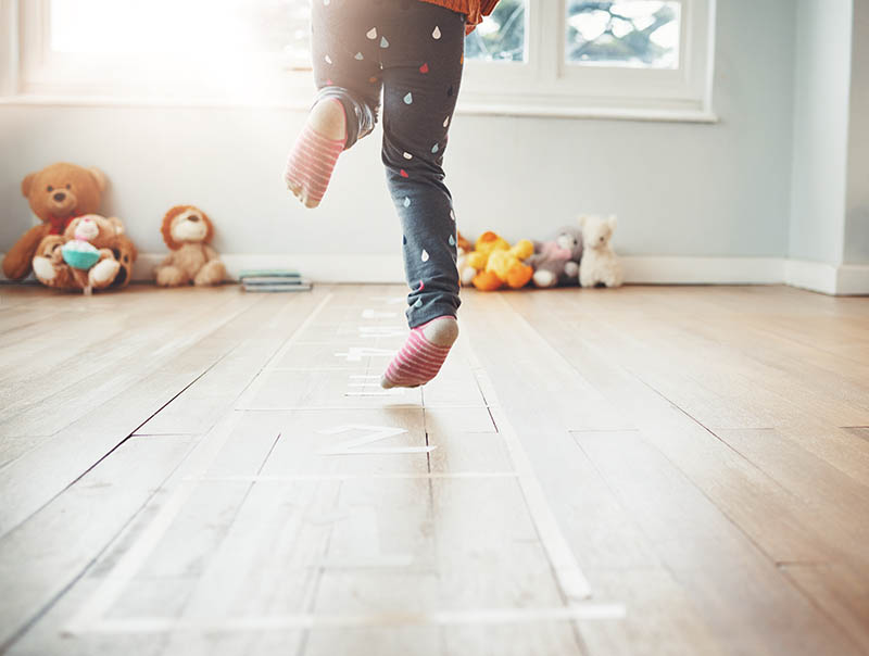 Enfant jouant sur un sol isolé