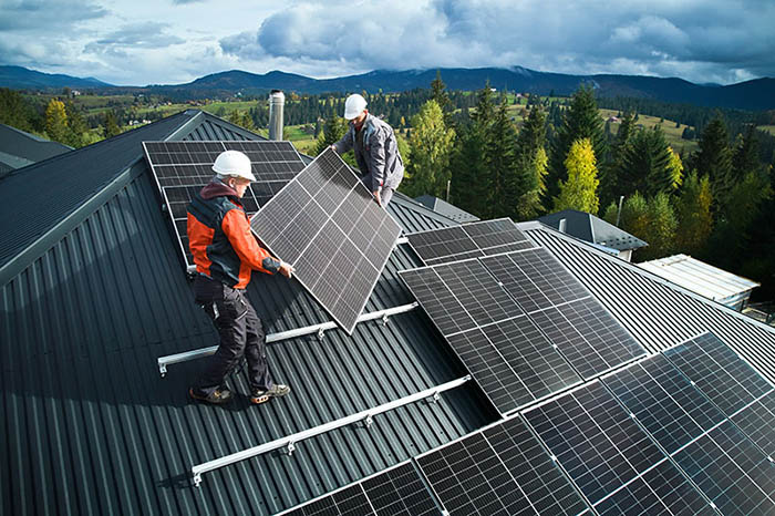 Ouvriers mettant en place des panneaux solaires