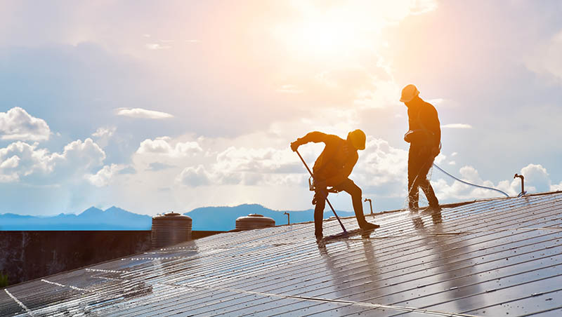 équipe d'entretien de panneaux solaires photovoltaïques