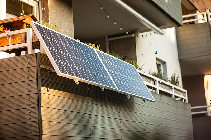 Panneaux solaires installés sur une terrasse