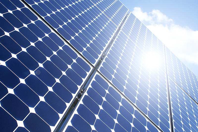 Les panneaux solaires photovoltaïques transforment l'énergie solaire en électricité via l'effet photovoltaïque.