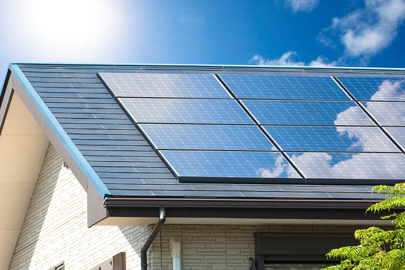 Le panneau solaire doit être fixé sur le toit du logement pour être éligible à maprimerenov.