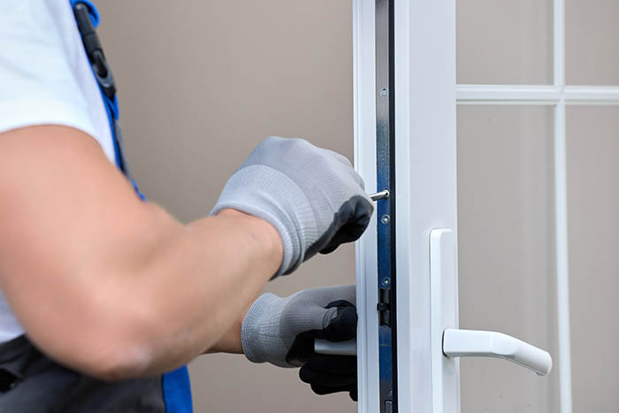 Technicien effectuant le remplacement de fenêtres
