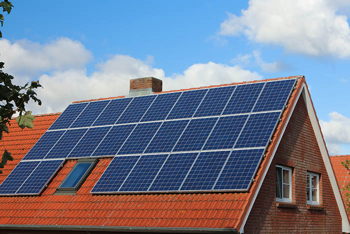 Panneaux solaires sur toit d'une maison