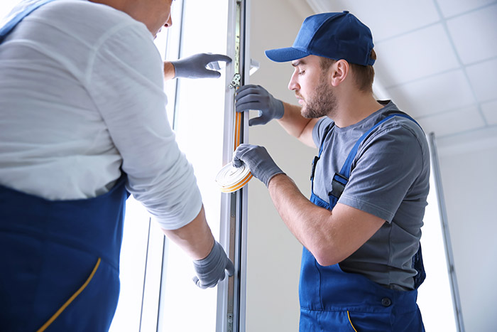 Technicien effectuant le remplacement de fenêtres