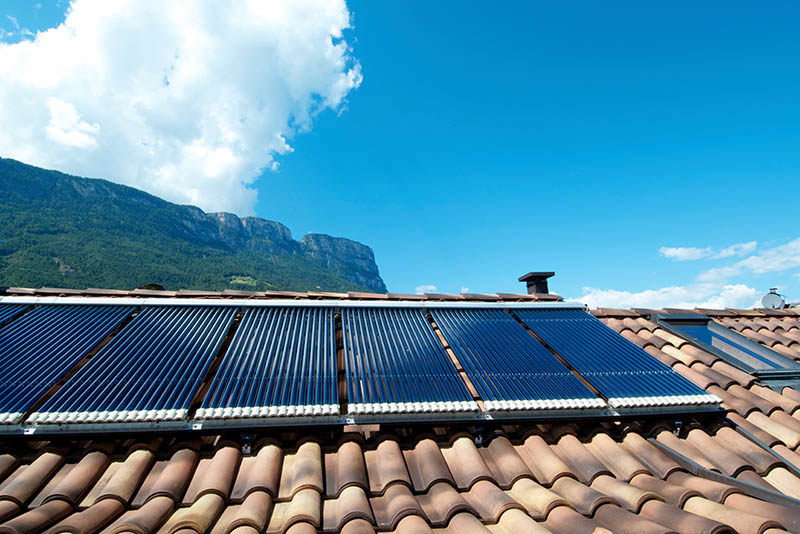 Panneaux solaire thermiques face au soleil