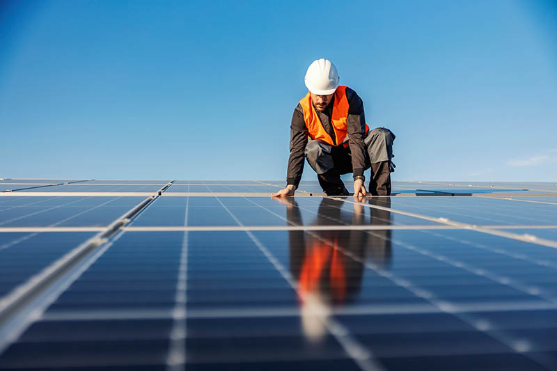 L'installation de panneau solaire photovoltaïque par un professionnel est  éligible à la TVA à 10%