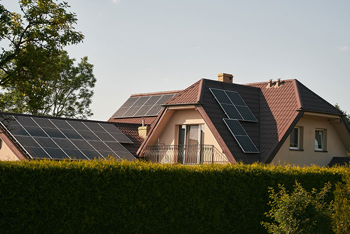 Panneau solaire Recom haute performance installé sur toiture résidentielle