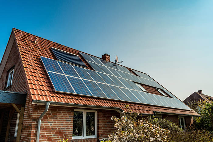 Face à la flambée des prix de l'électricité la demande en panneaux solaires explose partout en France