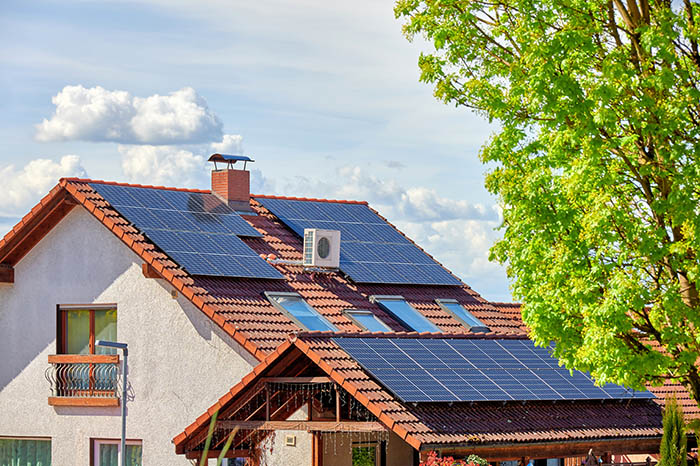 Alimenter votre pompe à chaleur avec des panneaux solaires est-ce réellement possible